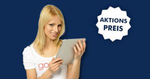 Junge hübsche Frau mit goneo T-Shirt hält tablet und lacht freundlich. 