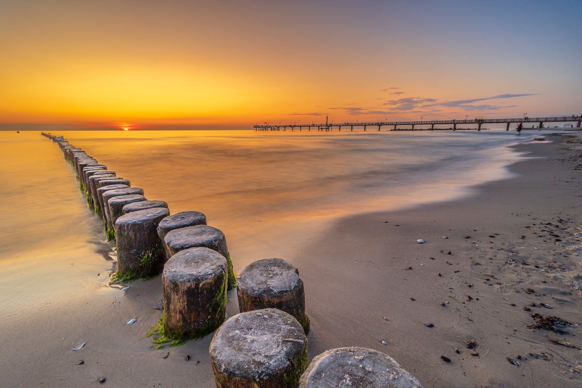 romantische Strand in der Abenddämmerung. Ein typisches Urlaubsbild. 