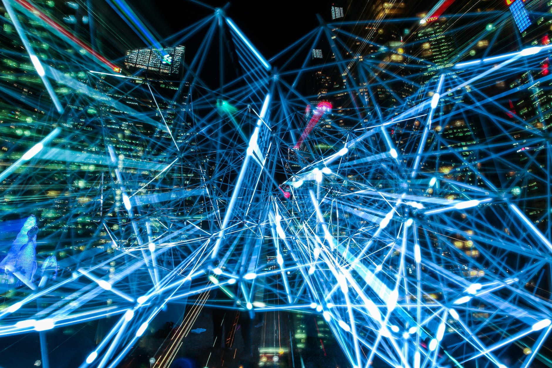 Symbolbild: Large Language Models (LLM) basieren auf Neuronalen Netzen mit Milliarden von Parametern. Das Training der Modell benötigt massive Ressourcen in Form von einer großen Zahl an Grafikprozessoren, Rechenzeit uund elektrischer Energie.