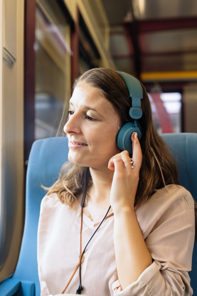 Wer viel unterwegs ist und die Ohren frei hat, kann bequem den Podcast von goneo hören..
