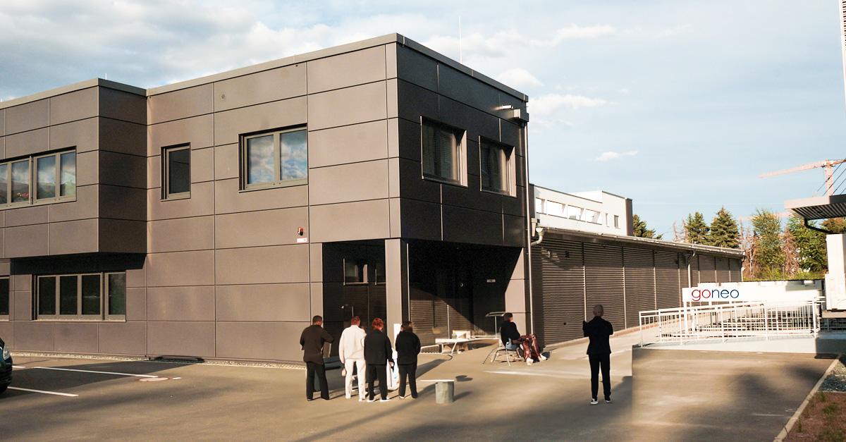 goneo Datacenter Rechenzentrum Nähe Frankfurt Gebäude außen und Menschen, die davor warten