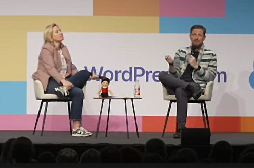 Abschluss des WordCamp Europe 2025 in Basel: Mary Hubbard, Executive Director bei WordPress und Matt Mullenweg, Mitbegründer von WordPress beim Fireside Chat 